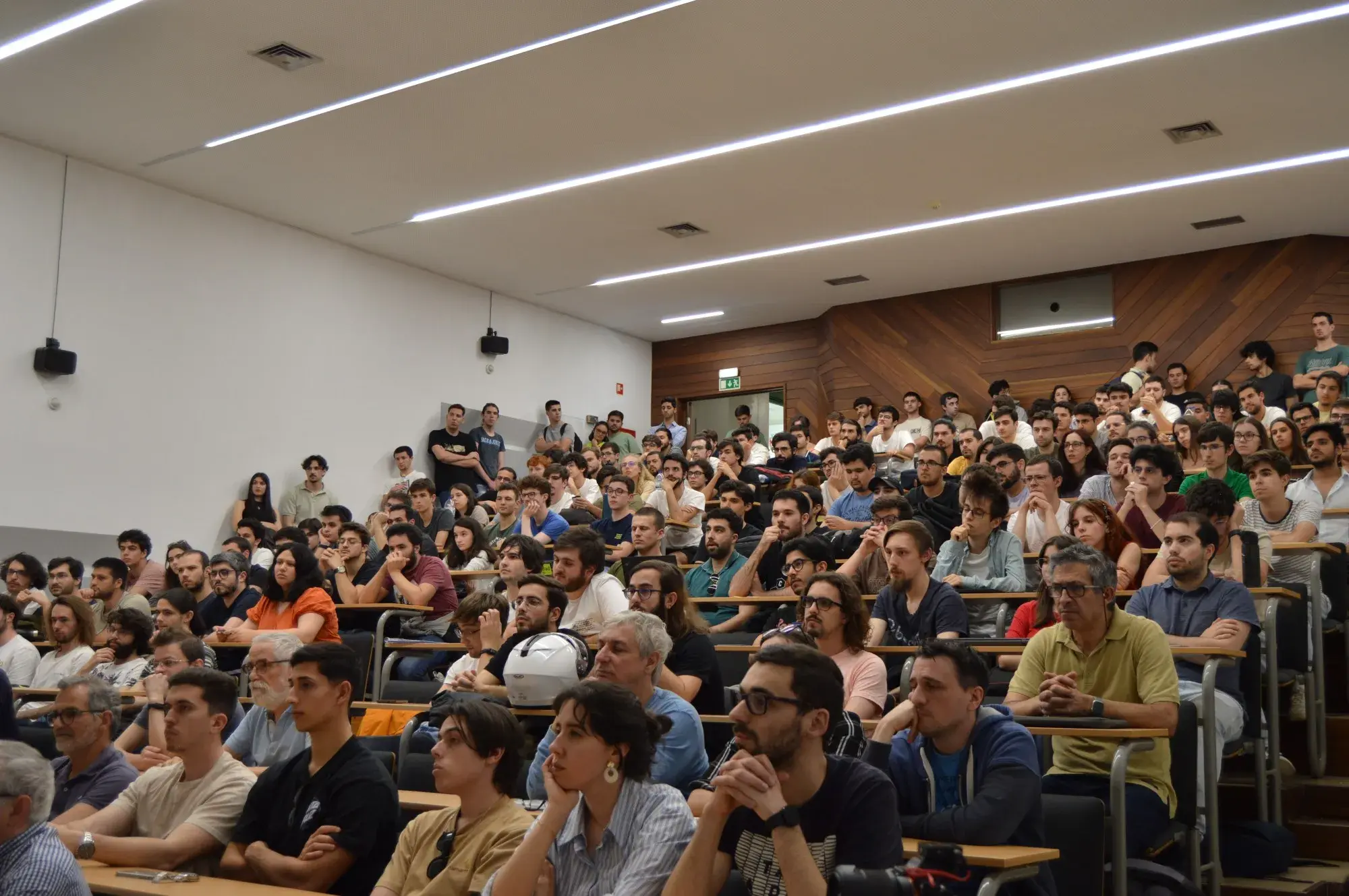 Sala cheia de alunos de Engenharia Informática durante um workshop.